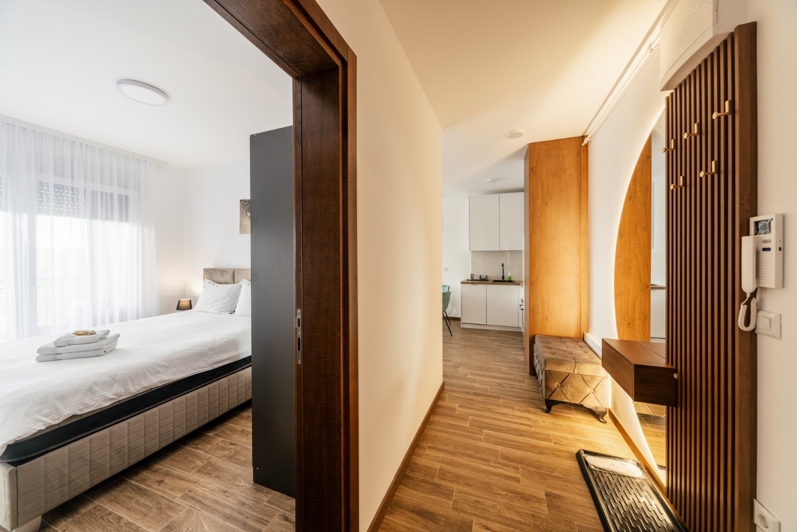 Harizma apartmani Lena naslovna